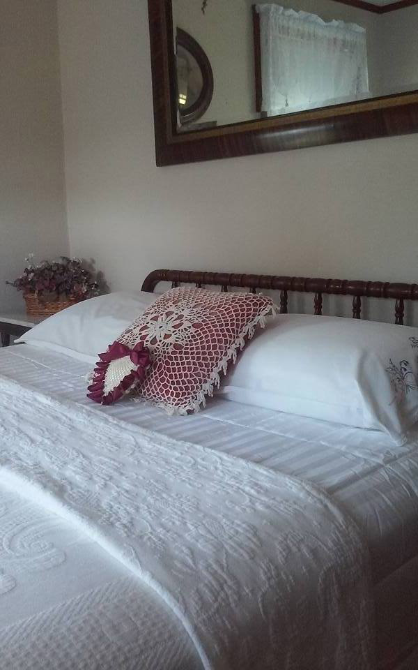 triangle-ranch-esthers-room-4 Cozy bedroom with a quilted bedspread and vintage décor at Triangle Ranch.